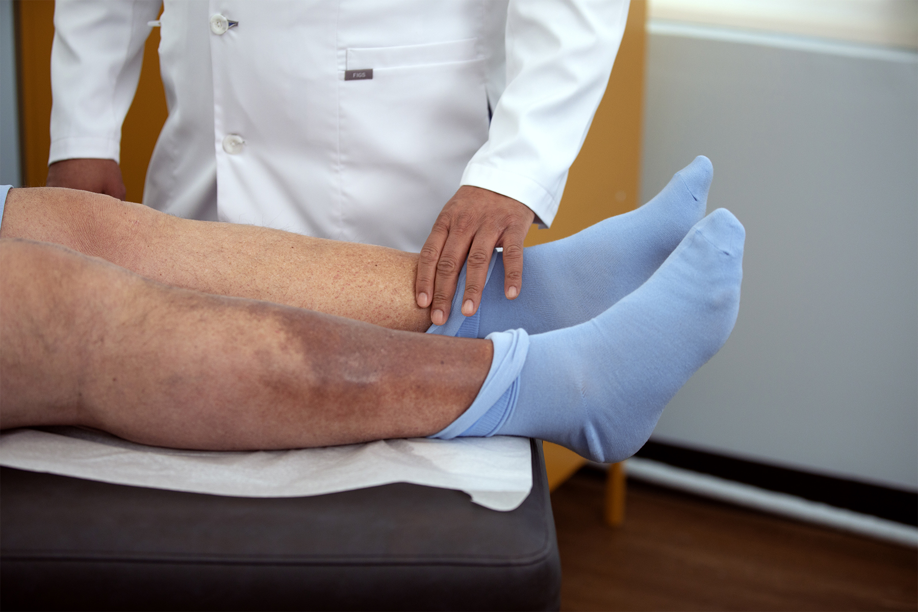 Conozca la enfermedad por reflujo venoso: causas, síntomas y opciones de tratamiento. Controle esta afección y disfrute de piernas sanas y sin dolor.